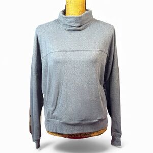 Freely turtleneck sweatshirt with front pockets Women’s size large | aj